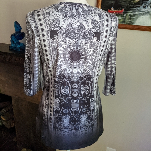ONE WORLD Sublimation 3/4 Sleeve Top Women's XS Black White Embellishment 71 - Picture 4 of 6